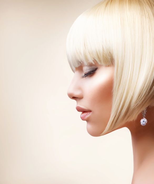 Il caschetto è un taglio classico che non passa mai di moda.
E' molto pratico ed elegante e richiede poca manutenzione. E' perfetto per capelli lisci e sottili e si adatti a visi tondi.
Non è assolutamente indicato per volti troppo lunghi o squadrati e per corporature mascoline e un po' pienotte.
