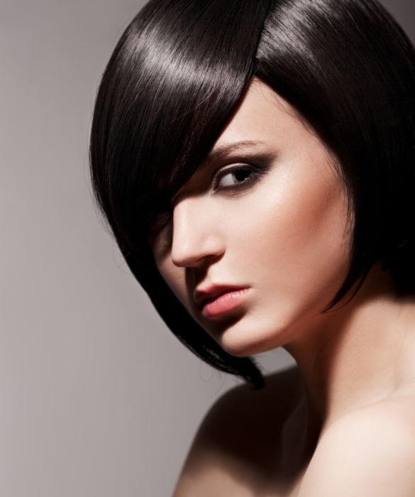 Il ciuffo da un lato sta bene a tutte perchè incornicia con leggerezza il viso.
Non è adatto a capelli ricci o crespi perchè troppo difficile da tenere in piega. Attenzione a non tagliarlo troppo corto perchè i capelli, una volta asciutti, tendono ad accorciarsi. 