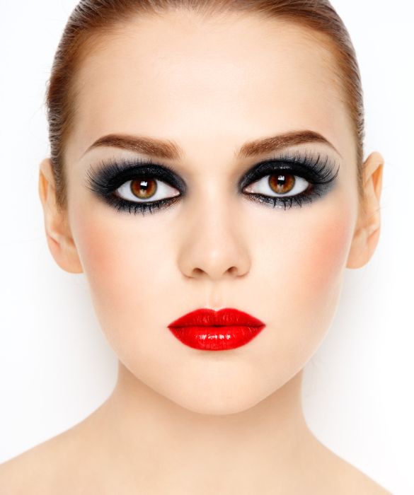 <p>Make up total black per uno sguardo magnetico! Utilizza questo tipo di make up solo se hai gli occhi molto grandi: il nero tende a rimpicciolire, soprattutto se presente in dose cos&igrave; massiccia!</p>
