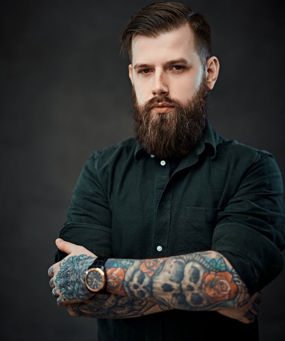 <p>Anche il tatuaggio &egrave; diventato cifra stilistica dell'hipster. Meglio se sulle braccia e colorato (al bando i tribali e i monocolore di moda negli anni 90) magari disegnato da lui.</p>
