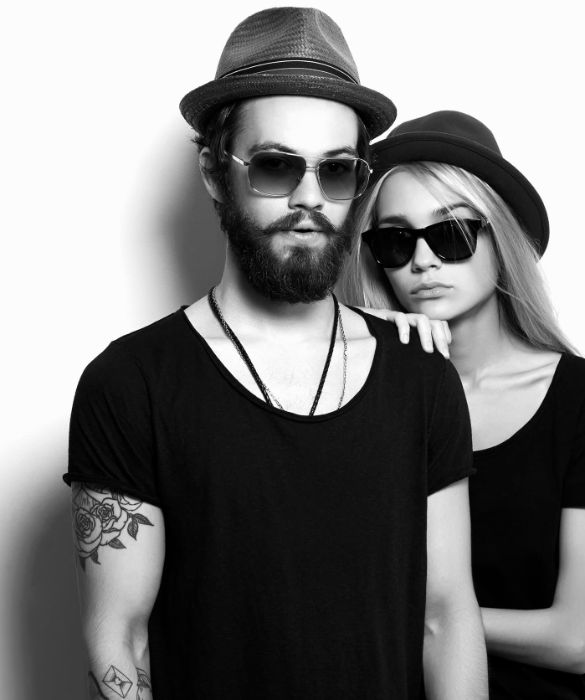 <p>Il vero hipster non pu&ograve; fare a meno di un cappello: di lana, con visiera (rigorosamente alzata) o a tesa larga...da anticonformista.</p>
