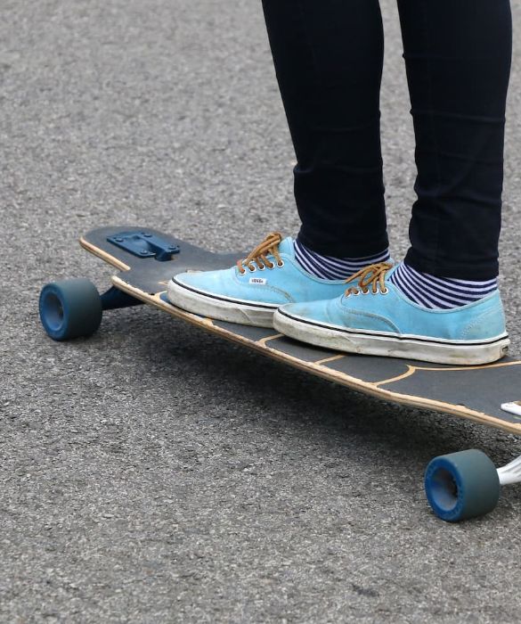 <p>Stringate, in cotone, vegane, minimali. Ecco le scarpe hipster ideali. Nel novero si contano per&ograve; anche gli anfibi (alti e bassi) e le sneaker senza lacci.</p>
