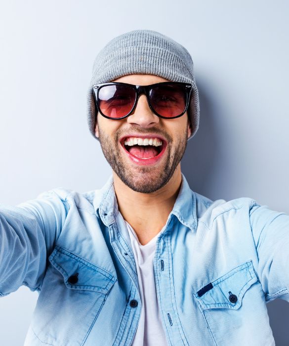<p>Dove vai se un selfie non ce l'hai? L'hipster ama ritrarre i momenti pi&ugrave; significativi che riguardano la sua vita. In seguito utilizzer&agrave; i filtri pi&ugrave; cool prima di pubblicare la sua foto su Instagram.</p>
