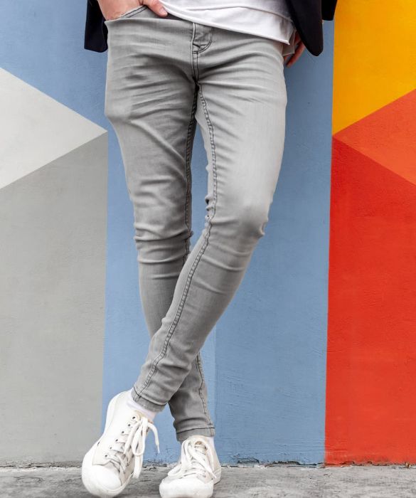 <p>Il jeans &egrave; rigorosamente a sigaretta, aderente sulla gamba e possibilmente corto. Attenzione attenzione: qualcuno potrebbe osare anche il famoso risvoltino.</p>
