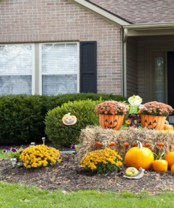 E' Halloween! La decorazione della casa parte dall'esterno se vogliamo spaventare davvero tutti coloro che verranno a bussare alle nostre porte la notte del 31 Ottobre. Zucche intagliate, fantasmi, streghe, pipistrelli...ogni cosa paurosa va messa fuori dalla porta per rendere la nostra abitazione la più spettrale e spaventosa della zona!