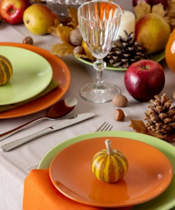 Ad Halloween in tavola non può mancare il colore arancione abbinato a delle piccole zucche poste al centro del piatto. Non è di certo una decorazione spaventosa, ma può rendere partecipe alla festa anche coloro che sono restii alle tradizioni anglosassoni.

