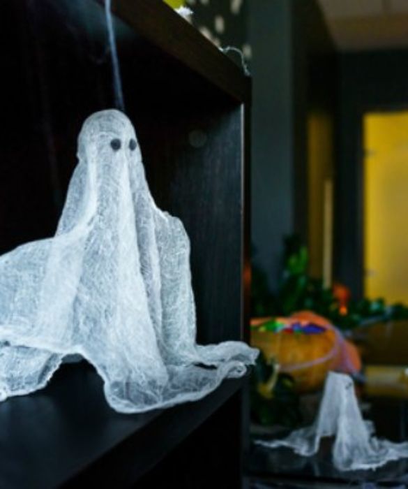 La notte delle streghe, delle zucche, dei pipistrelli e ovviamente dei fantasmi! Non possono mancare disposti qua e là sulle mensole dei piccoli fantasmi bianchi che ci osservano mentre passiamo di stanza in stanza.
