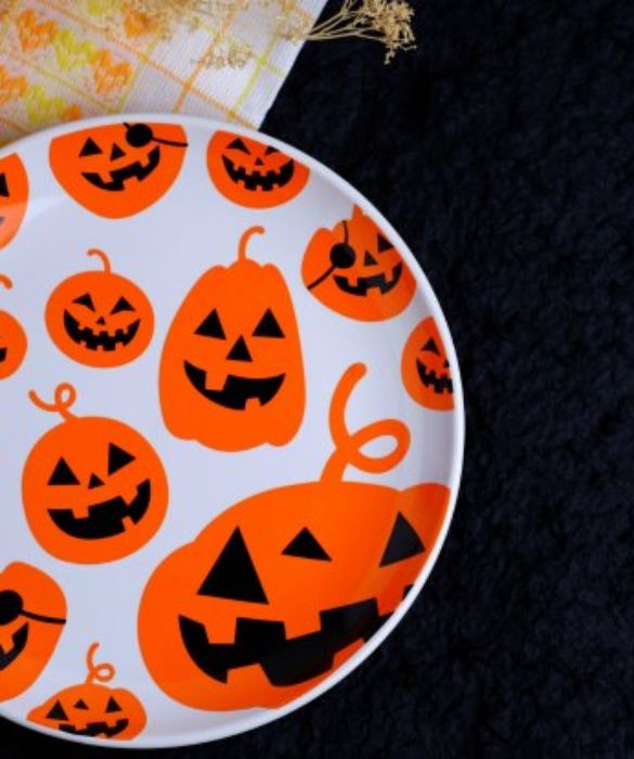Ormai per creare una tavola a tema Halloween non basta più un centro tavola e qualche decorazione, ma possiamo sbizzarrirci anche con i piatti che possiamo trovare già pronti in molti negozi oppure realizzare noi stessi con della semplice tempera per ceramica.