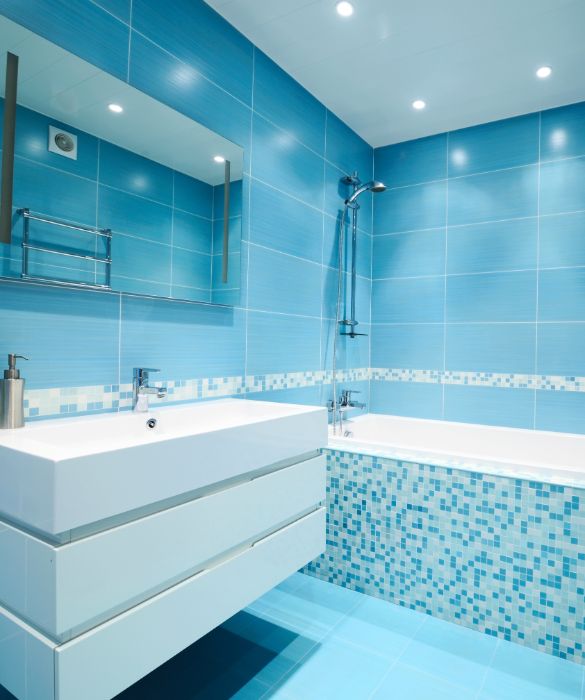 In ogni casa non manca mai il bagno semplice e pratico per tutta la famiglia, quello dove si tengono riposti gli asciugamani e i saponi, dove ci si prepara e si lavano i bambini. Scegliamo un colore vivace per le piastrelle e intervalliamole con piccoli mosaici dello stesso tono. Diventerà un ambiente molto più confortevole.