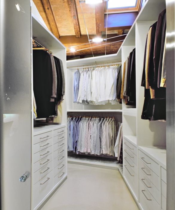 Utopia di molte, sogno che diventa realtà per poche: decidere di creare una cabina armadio in mansarda è un modo intelligente di sgomberare le stanze della casa ed avere per sé un piccolo regno dedicato alla moda in cui i cambi di stagione diventano molto più immediati e fluidi.