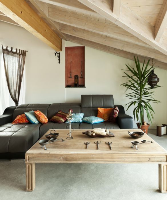 Il ruolo della mansarda viene completamente stravolto: per creare una zona living accogliente e d'effetto è bene scegliere mobili dai colori caldi che contrastino coi toni più freddi delle pareti. Lucernari e eventuali terrazzi aiuteranno a rendere questo spazio ancora più luminoso, ospitale e chic.