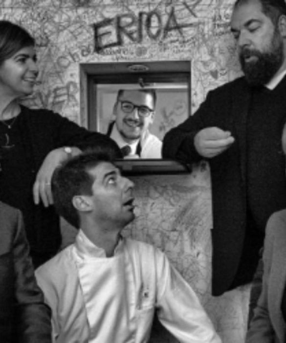 <p>Un impero del cibo made in Veneto quello della famiglia Alajamo: parte a Rubano, in provincia di Padova e arriva fino a Parigi. Raffaele, Ceo dell&rsquo;azienda e Massimiliano virtuoso chef con Tre Forchette sulla guida del Gambero Rosso nonch&eacute; il pi&ugrave; giovane nella storia ad aver ottenuto la terza stella Michelin (ad appena 28 anni). Sono oltre 11 i milioni di fatturato sui quali la ristorazione incide per il 70% mentre per la restante parte bisogna considerare le altre attivit&agrave; con il marchio Alajamo che vanno dall&rsquo;editoria al Design.</p>
