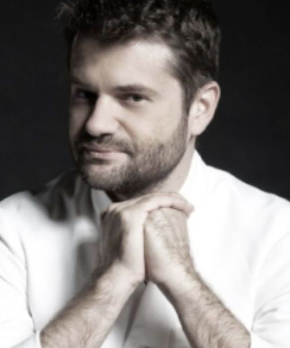 <p>L&rsquo;unico chef nella storia della Guida Michelin ad aver conquistato quattro Stelle in un solo colpo, due delle quali al ristorante che porta il suo nome all&rsquo;interno del MUDEC- Museo delle Culture di Milano. &Egrave; lo chef italiano pi&ugrave; stellato del mondo! Intuizione, creativit&agrave;, seriet&agrave;, questi sono i tratti distintivi di Enrico Bartolini. I suoi piatti dai sapori eccezionali in cui la cura per i particolari &egrave; evidente, gli fruttano circa 2,7 milioni di euro.</p>
