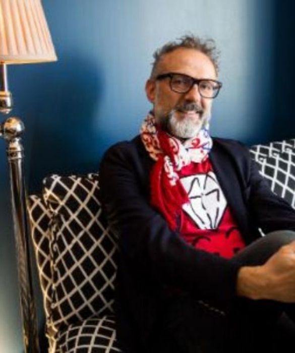 <p>Anima contadina, arte e zero sprechi: le chiavi del successo di Massimo Bottura. Autore di diversi libri tra i quali &ldquo;Parmigiano reggiano&rdquo; e &ldquo;Aceto Balsamico&rdquo; e nel 2015, in concomitanza con l&rsquo;Expo, ideatore del progetto in collaborazione con la Caritas Ambrosiana volto all&rsquo;accoglienza e al ristoro di persone in difficolt&agrave; che ha consentito il recupero di circa 15 tonnellate d&rsquo;eccedenze alimentari. La sua Osteria Francescana di Modena, il primo ristorante italiano ad aggiudicarsi il primo posto nell&rsquo;elenco dei &ldquo;The World&rsquo;s 50 Best Restaurants Awards&rdquo; di New York, secondo le stime, fattura 4,9 milioni di euro.</p>
