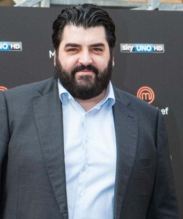 <p>Cuoco pluripremiato e di fama internazionale, Antonino Cannavacciuolo si &egrave; distinto anche per le sue performance da giudice nei talent e come protagonista di programmi culinari, da Cucine da incubo (edizione italiana del celebre show con Gordon Ramsay) a Masterchef. Il suo carattere bonario e le forti pacche sulle spalle fanno ormai parte dell&rsquo;immaginario collettivo. Grazie al suo ristorante e hotel Villa Crespi di Orta San Giulio, lo chef stellato &egrave; sicuramente uno dei cuochi pi&ugrave; benestanti in Italia: 5,2 milioni di fatturato!</p>
