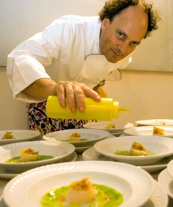 <p>&Egrave; considerato uno degli chef italiani pi&ugrave; innovativi, pluripremiato e impegnato anche sul fronte televisivo (&egrave; uno dei volti pi&ugrave; famosi delle trasmissioni di Gambero Rosso Channel e nel 2016 &egrave; stato giudice del programma televisivo Top Chef Italia). Gestisce la salumeria ittica Anik&ograve; a Senigallia, il ristorante la Madonnina del Pescatore a Senigallia (due stelle Michelin) insieme a sua moglie, il sushi bar Il Clandestino a Milano e l&rsquo;Acrilico Bar. Il tutto per un totale di 2,6 milioni di fatturato!</p>
