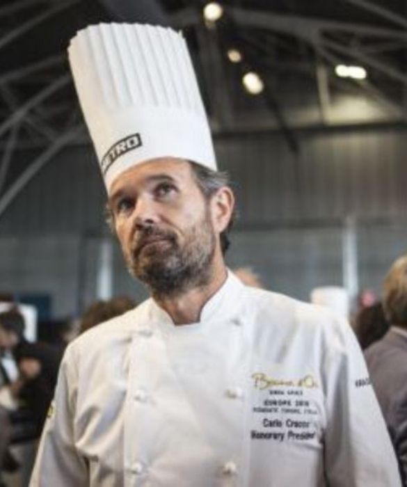 <p>Ha dato vita a una cucina che intende in primo luogo sorprendere: creazioni sempre nuove e rivisitazione di piatti classici. Chi non ha mai sentito parlare della sua tanto discussa pizza margherita? Carlo Cracco, per&ograve;, non &egrave; semplicemente uno chef stellato: &egrave; stato uno dei tre moschettieri di Masterchef Italia insieme a Joe Bastianich e Bruno Barbieri, ma &egrave; anche il nuovo volto di Scavolini, cos&igrave; come lo &egrave; stato per le patatine San Carlo. Inutile dire che si tratta di uno degli chef pi&ugrave; ricchi d&rsquo;Italia. Soltanto le sue tre societ&agrave;, che si dividono tra consulenze e ristorazione, fatturano complessivamente 7,5 milioni di euro!</p>
