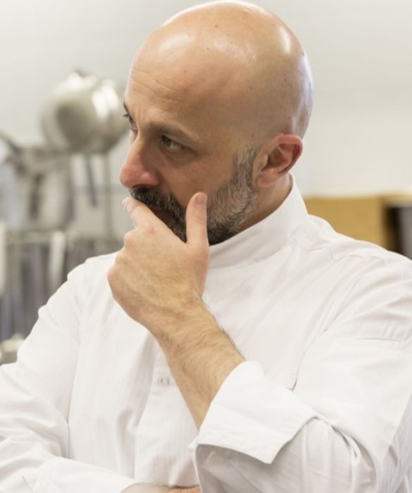 <p>Sognava di diventare un broker e lavorare nel mondo dell&rsquo;economia, ma quando suo padre, proprietario di una trattoria, &egrave; venuto a mancare i suoi piani sono stati stravolti. Per l&rsquo;abruzzese doc , per&ograve;, la necessit&agrave; si &egrave; presto trasformata in vocazione. Il suo ristorante Reale all&rsquo;interno di Casadonna a Castel di Sangro ha conquistato in soli 7 anni tre stelle Michelin. Sono 3,7 i milioni di fatturato stimati per Niko Romito che intanto ha dato vita ad una scuola di formazione ed &egrave; diventato curatore dei men&ugrave; dei ristoranti della catena Bulgari.</p>
