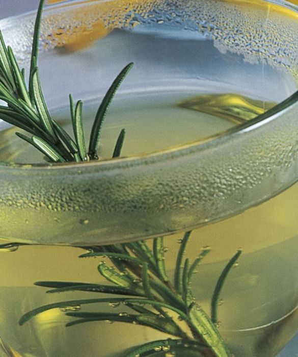 La tisana al rosmarino è semplicissima da fare: basta mettere in infusione per circa 15 minuti in acqua bollente, un cucchiaio di aghi di rosmarino per ogni tazza di tisana che si desidera ottenere. Filtrate e lasciate raffreddare. L'effetto è depurativo, soprattutto a livello del fegato; inoltre questa tisana assicura il benessere delle vie aeree e aiuta a tenere sotto controllo il diabete.