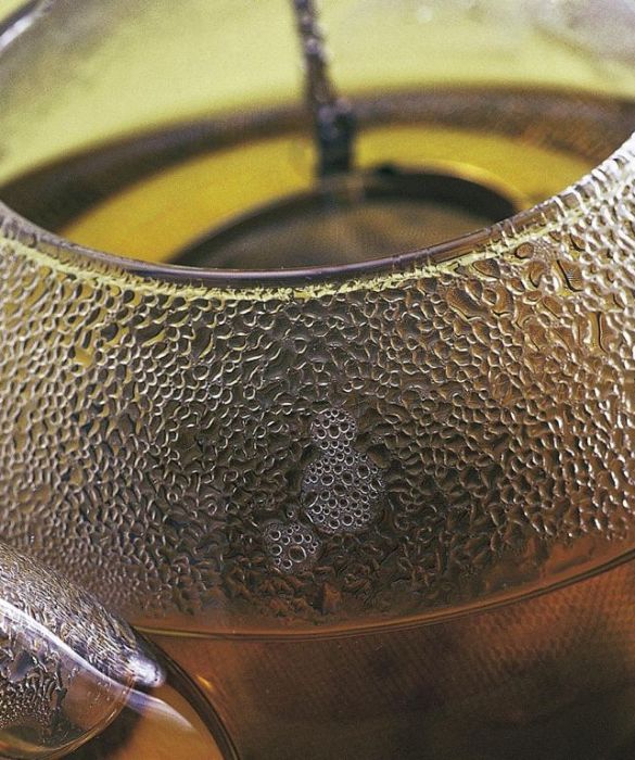 Questa tisana aiuta a rilassare la muscolatura liscia, lenendo i dolori mestruali e i crampi addominali. Si rivela utile anche in fase premestruale attutendo nervosismo e irritabilità grazie alla presenza di flavonoidi che riequilibrano il sistema ormonale. In una tazza d'acqua bollente mettere un cucchiaio di fiori di achillea per 10 minuti, oppure 40 gocce di tintura madre in mezzo bicchiere d'acqua.