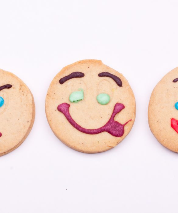 I bambini amano i biscotti e ancora di più se hanno una forma divertente o sono decorati con confetti, glassa o cioccolato.
Per disegnare delle faccine simpatiche sui frollini preparate una glassa di zucchero a velo e acqua e coloratela come volete.