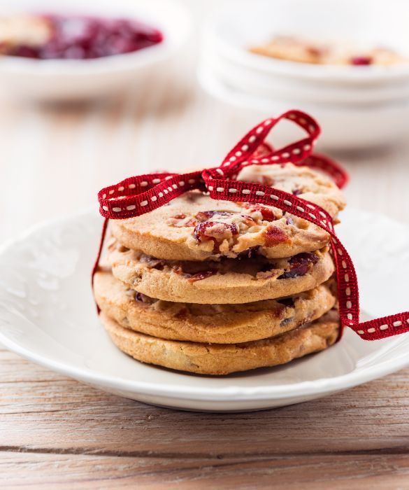 I biscotti fatti in casa sono sempre un regalo prezioso e molto gradito.
Confezionateli all'interno di scatole di latta o di barattoli di vetro e decorate con un nastro colorato e un'etichetta che riporti il contenuto, gli ingredienti e la scadenza.