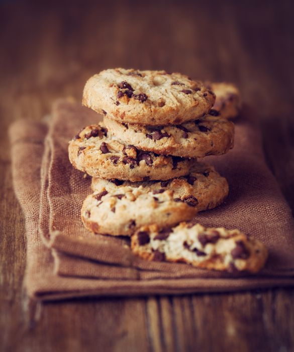 I chocolate chip cookies sono biscotti tipici americani farciti con gocce di cioccolato fondente.
Possono essere bianchi o, con l'aggiunta di qualche cucchiaio di cacao amaro, completamente neri.La loro caratteristica sta nella consistenza un po' 
