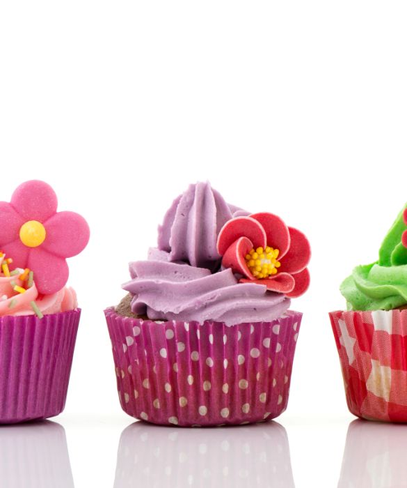 Il centrotavola non può mai mancare durante una cena. Solitamente è fatto di fiori o frutta, ma possiamo stupire i nostri ospiti realizzando dei cupcakes e decorandoli come fossero un giardino fiorito. Sistemati uno accanto all'altro su un'alzatina coloreranno la tavola rendendola speciale.