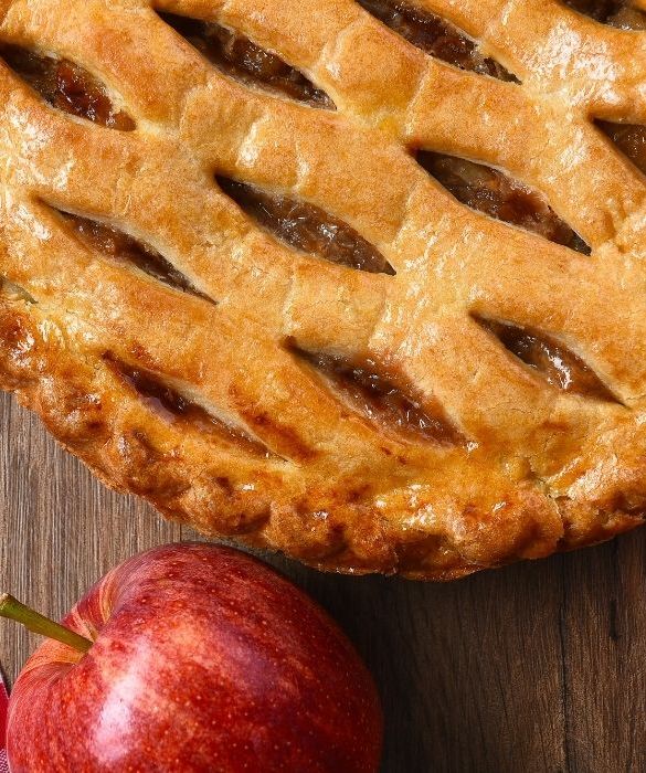 <p>Tra tutte le torte tipiche degli USA ce n'&egrave; una che gli americani considerano patrimonio nazionale: la Apple Pie, non per niente nota anche come American Pie. Preparata con mele fresche autunnali e la giusta dose di cannella, questa profumatissima torta, simile in tutto e per tutto a quelle di Nonna Papera, &egrave; ancora pi&ugrave; buona se accompagnata da una pallina di gelato alla vaniglia. Provare per credere!</p>
