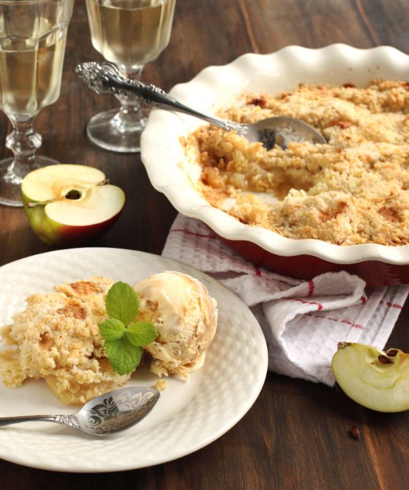 Il crumble è un impasto molto goloso realizzato con farina, burro e zucchero che si sbriciola e si cuoce in forno solitamente con la frutta.
Il crumble di mele è un classico. Va servito tiepido accompagnato da una pallina di gelato alla vaniglia e una spolverata di cannella.