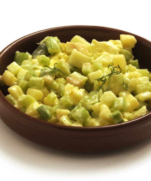 Con le mele si realizzano dolci buonissimi, ma anche ricette salate originali e sfiziose.
L'insalata di lattuga e pomodori diventerà ancora più golosa con qualche fettina di mela, una manciata di olive nere, del sedano e qualche cubetto di formaggio.
