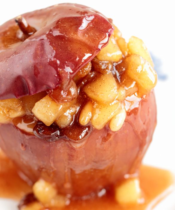 Più nota come mela cotta, la mela al forno è un dessert molto leggero perfetto per chi è attento alla linea, l'importante è non eccedere con lo zucchero. Basta condire le mele con l'uvetta, lo zucchero, la cannella e un po' di aqua e infornarle per una ventina di minuti.