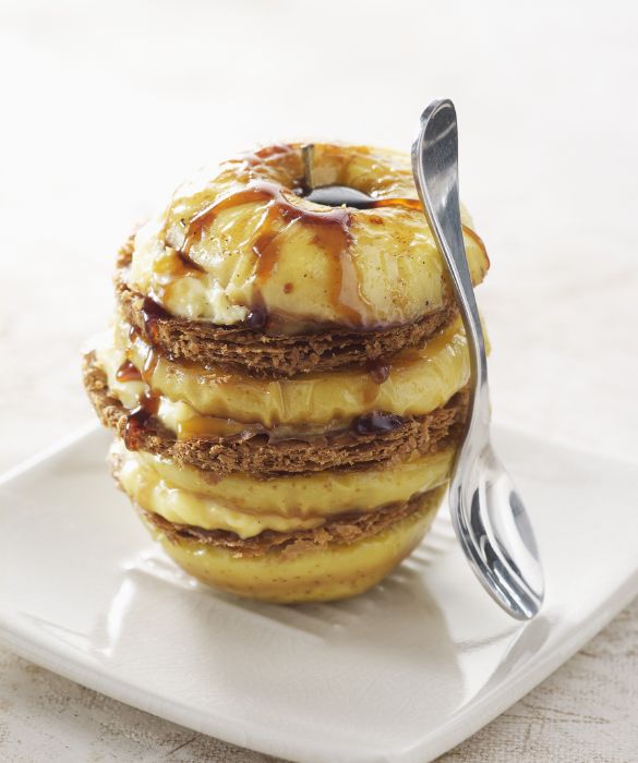 Se volete stupire i vostri ospiti preparate una millefoglie di mele.
Basta tagliare delle rondelle di mele molto sottili, caramellarle con acqua e zucchero e intervallarle con della pasta sfoglia già cotta e della crema pasticcera formando un tortino. 