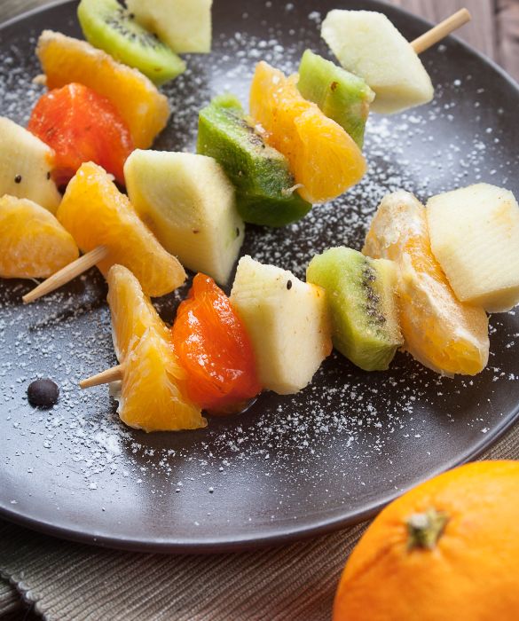 Gli spiedini di frutta sono un finepasto perfetto soprattutto in estate e una merenda divertente, sana e colorata per i bambini.
Si possono servire a tavola infilzati nella buccia di un'anguria o di un melone.