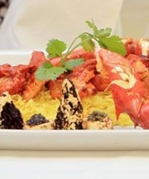 <p>A Londra, alla Bombay Brasserie &egrave; possibile assaggiare il Samundri Khazana Curry, il piatto a base di curry pi&ugrave; costoso al mondo (ben 2200 euro!). Si tratta di un piatto di pesce al curry accompagnato con granchio, caviale beluga, aragosta (il cui guscio &egrave; placcato in oro commestibile), tartufo bianco, spugnole e riso aromatizzato con zafferano. Allo Chef Prahlad Hegde l&rsquo;idea &egrave; stata suggerita dalla sua mamma, cio&egrave; quella di usare i migliori ingredienti presenti in tutto il mondo.</p>

