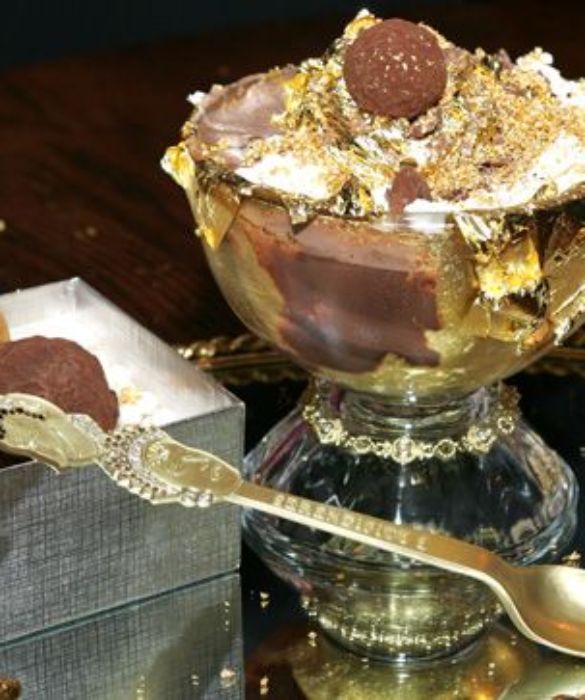 <p>Il dolce pi&ugrave; costoso &egrave; un semifreddo al cioccolato. La cioccolateria Knipschildt, in Connecticut, &egrave; famosa per le sue creazioni con preziosi cioccolati che arrivano a costare oltre duemila euro. Non &egrave; strano che questo semifreddo costi 25000 euro! Cioccolata finissima avvolta in fogli d&rsquo;oro alimentari e servita in una ciotola fatta anch&rsquo;essa d&rsquo;oro commestibile a 23 carati. Per completare il tutto, una spruzzata di diamanti da 18 carati e deliziosa panna montata. L&rsquo;aspetto, nonostante tutto, non &egrave; proprio dei migliori, ma forse un assaggino lo merita! Siete pronti per chiedere un mutuo?</p>
