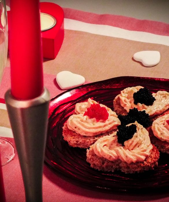 <p>Farcisci con le uova di lompo e... Voil&agrave;! I crostini sono pronti da mangiare come antipasto per una cena a lume di candela!</p>
