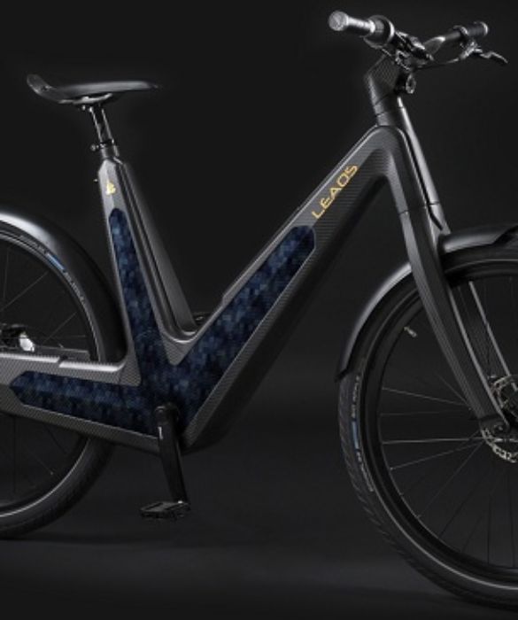 E’ italiana ed è la prima bicicletta elettrica al mondo con i pannelli solari integrati nel telaio. Si chiama Leaos Solar Bike e il prezzo (per ora) è un tantino impegnativo: supera i 7000 euro.
Credit © Leaos.com 