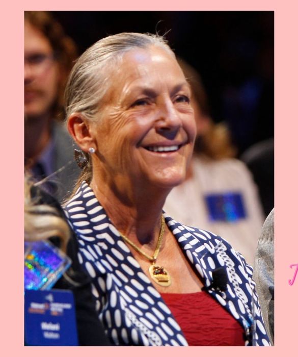 <p>Con una fortuna di circa 54,4 miliardi di dollari, Alice Louise Walton quest&rsquo;anno &egrave; la donna pi&ugrave; ricca del mondo, rispetto alla seconda posizione guadagnata nel 2019. Nata a Newport nel 1949, &egrave; l&rsquo;unica figlia femmina di Sam Walton, il fondatore della catena di supermercati Walmart, ma a differenza dei suoi fratelli ha scelto di intraprendere una strada diversa, e con un dottorato in Economia e Finanza e uno in Arte, &egrave; diventata la nuova stella del firmamento del collezionismo internazionale. Appassionata di arte americana e contemporanea, la carriera collezionistica di Alice &egrave; iniziata prestissimo. A soli 10 anni, infatti, acquist&ograve; una riproduzione del &ldquo;Nudo Blu&rdquo; di Picasso, anche se &egrave; soltanto a partire dagli anni Settanta che inizier&agrave; a comporre la sua collezione personale: dapprima acquerelli per adornare le pareti del suo Rocking W Ranch e successivamente le pi&ugrave; preziose opere di artisti classici americani come Andy Warhol. Nel 2011 fonda il Crystal Bridges Museum of American Art nel cuore di Bentonville, in Arkansas, con l&rsquo;obiettivo di mettere assieme una delle pi&ugrave; importanti collezioni pubbliche d&rsquo;arte americana con il solo desiderio di far sviluppare l&rsquo;economia e il turismo della propria citt&agrave; e di diffondere la cultura dell&rsquo;arte tra i giovani. Un collezionismo &ldquo;muscoloso&rdquo;, forse, ma anche con molto cervello e cuore.</p>
