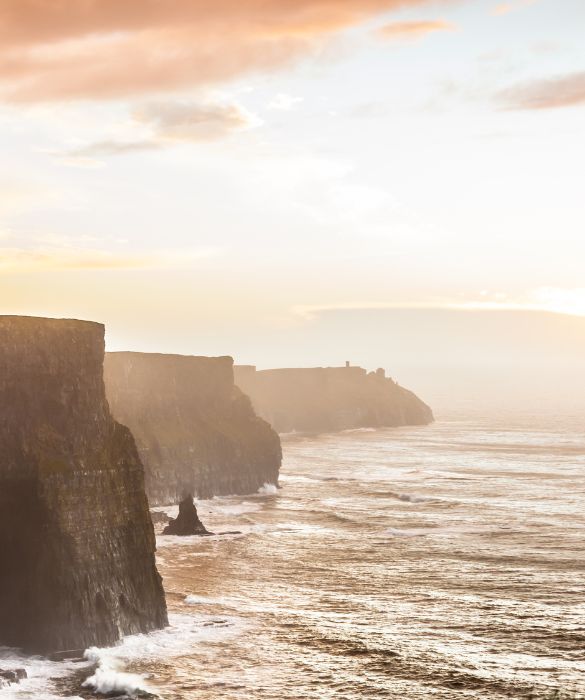 La Wild Atlantic Way, in Irlanda, è l'itinerario costiero in cui le onde dell'Atlantico incontrano la costa ovest. Qui potrete sentire il vento nei capelli e godervi un momento di totale relax insieme al vostro partner.
Da scegliere se il vostro concetto di romanticismo si avvicina a quello, letterario, dello Sturm Und Drang.