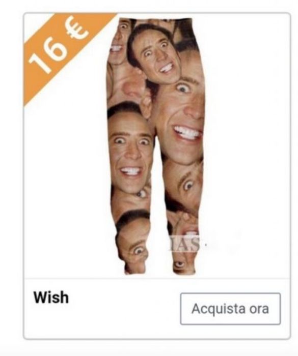 <p>Concludiamo con uno dei pezzi migliori: i pantaloni di Nicolas Cage! Se siete delle vere fan, un capo simile non pu&ograve; mancare nel vostro guardaroba. Un mega faccione dell&rsquo;attore in un&rsquo;espressione tranquilla e confortante non basta e allora moltiplichiamo all&rsquo;infinito su un paio di pantaloni: sicuramente un acquisto che rivoluzioner&agrave; il vostro look!</p>
