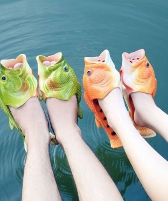 <p>Con il caldo estivo in arrivo, indossare le scarpe non &egrave; sempre la soluzione migliore. Non per questo, per&ograve;, c&rsquo;&egrave; bisogno di indossare la solita ciabatta tristemente monocromatica o al pi&ugrave; &ldquo;ravvivata&rdquo; da righe e quadretti che privano di brio le nostre giornate di sole. Per questo abbiamo selezionato per voi le innovative ciabatte-pesce: combinare l&rsquo;utile al dilettevole non &egrave; mai stato cos&igrave; semplice!</p>
