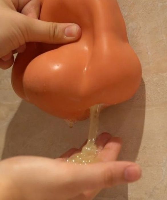 <p>Che cosa d&agrave; carattere alla casa? Sicuramente l&rsquo;oggettistica di design. Tutti i designer sono concordi che &egrave; necessario osservare il mondo che ci circonda, prestare attenzione a tutto ci&ograve; che fa parte della nostra quotidianit&agrave;, ma al quale normalmente non facciamo caso. Insomma, bisogna semplicemente AVERE BUON NASO! E l&rsquo;ideatore di questo dispenser per sapone sicuramente ne ha molto.</p>
