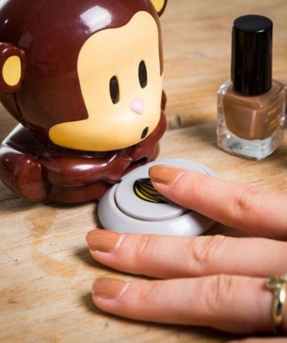 <p>Adoriamo tutte avere delle unghie impeccabili, ma che noia aspettare che lo smalto si asciughi! E poi, quando sembra perfettamente asciutto, puntualmente urtiamo contro qualcosa e scopriamo che in realt&agrave; non era proprio cos&igrave;. E bisogna ricominciare: toglierlo, rimetterlo e attendere un&rsquo;infinit&agrave; di tempo. Wish ci propone una comoda soluzione: una scimmietta che soffia sulle nostre dita. Ps: nessun animale &egrave; stato maltrattato durante la realizzazione di questa nail art.</p>
