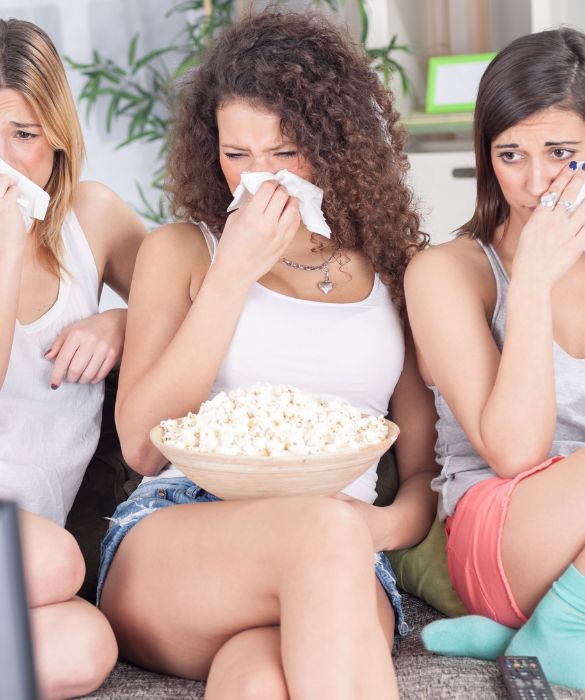 <p>Che sia la prima o la decima volta... guardare film romantici con la nostra amica del cuore &egrave; sempre meraviglioso! Da non dimenticare: un pacco abbondante di fazzoletti di carta da tenere a disposizione!</p>
