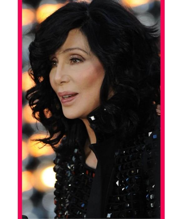 <p>I suoi look indimenticabili e gli abiti epocali l&rsquo;hanno subito tramutata in un&rsquo;icona gay, impreziosita ancor di pi&ugrave; da ruoli cinematografici maturi, da donna libera e indipendente. L&rsquo;impegno di Cher per la comunit&agrave; LGBTQ+ &egrave; stato costante per tutta la sua carriera. Si &egrave; schierata in prima linea in numerose battaglie, dando voce alle persone pi&ugrave; deboli e fragili: dai discorsi in pubblico alle interviste nelle quali ha raccontato il percorso di accettazione per la transizione di suo figlio Chaz.</p>
