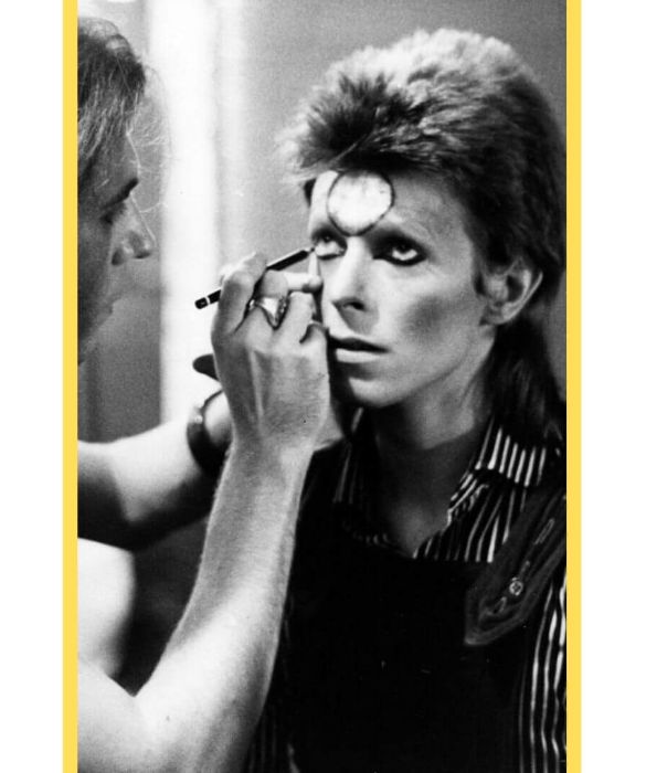 <p>Senza alcun dubbio i gusti sessuali di David Bowie non avevano nulla a che fare con la genialit&agrave; della sua musica, ma il tema dell&rsquo;ambiguit&agrave; di genere &egrave; stato fin dall&rsquo;inizio molto presente nella sua opera. La figura di Bowie ha avuto portata rivoluzionaria non soltanto da un punto di vista musicale, ma anche in riferimento all&rsquo;accettazione della comunit&agrave; omosessuale. &Egrave; stata la prima rockstar a dichiarare di essere gay e anche se non si sa con certezza se lo fosse o meno, i suoi molteplici coming out furono una spinta per uscire allo scoperto per molte persone, sia comuni che VIP. Tutte quelle diversit&agrave; considerate vergogna da nascondere, vennero trasformate dal Duca Bianco in punti di forza da esibire.</p>

