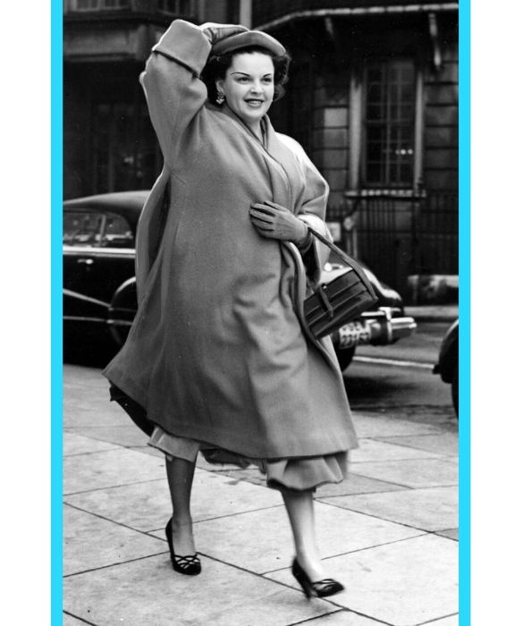 <p>Sono diversi i motivi che rendono Judy Garland una delle pi&ugrave; grandi icone gay di tutti i tempi. Interpret&ograve; Dorothy nel film &ldquo;Il mago di Oz&rdquo;. Fin dal momento in cui usc&igrave; nelle sale, la comunit&agrave; gay vide in questo la propria voglia di abbandonare la provincia per muoversi in posti molto pi&ugrave; accoglienti tanto che, in quegli anni, definirsi &ldquo;amici di Dorothy&rdquo; voleva dire essere gay. Inoltre, la canzone &ldquo;Over the rainbow&rdquo; divenne l&rsquo;inno per eccellenza della comunit&agrave; LGBTQ+, mentre il primo evento della comunit&agrave; fu proprio il concerto di Judy nel 1960.</p>
