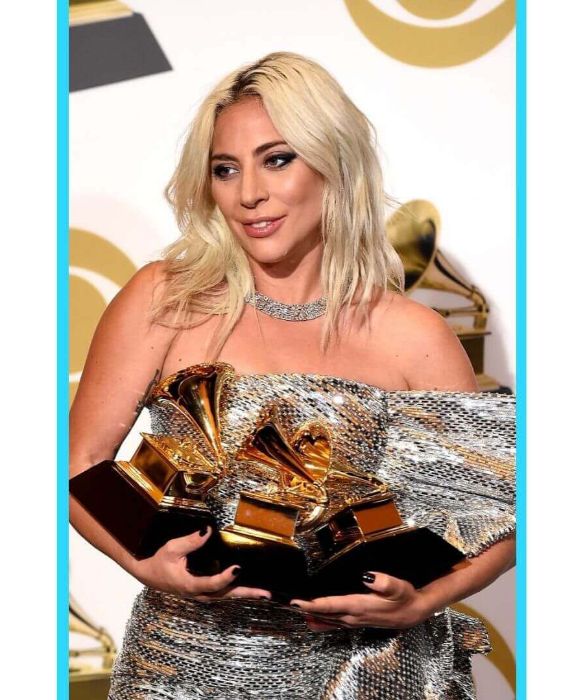 <p>Fin dal suo esordio avvenuto ormai dieci anni fa, Lady Gaga si &egrave; sempre schierata dalla parte della comunit&agrave; LGBTQ+. Nel 2012 insieme a sua madre ha dato vita all&rsquo;associazione &ldquo;Born This Way&rdquo; con l&rsquo;obiettivo di offrire sostegno a tutte le vittime di bullismo, promuovere la nascita di una comunit&agrave; internazionale che difenda e protegga gli adolescenti pi&ugrave; fragili e che spinga i giovani ad adottare comportamenti tolleranti nei confronti dei propri coetanei. Ha inoltre preso parte a numerosi discorsi a sostegno della comunit&agrave;, senza dimenticare la sua musica che utilizza come canale di comunicazione universale per esprimere il suo pieno supporto (come ad esempio in &ldquo;Born This Way&rdquo;).</p>
