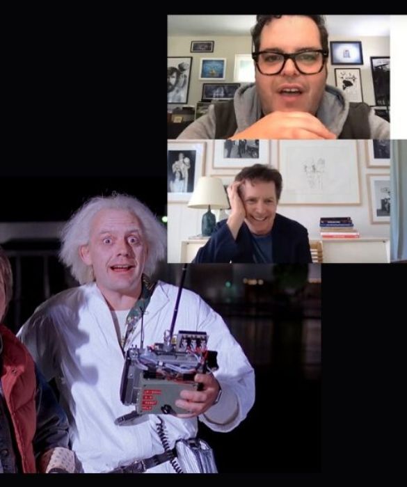 Josh Gad, nel suo show virtuale Reunited Apart, ha riunito il cast di Ritorno al Futuro per un progetto a scopo benefico. Rivederli insieme, nonostante gli anni passati e qualche ruga in più sul volto, fa sempre piacere, a maggior ragione se ripropongono alcune scene del film cult. Ricordavate la scena in cui Marty si rende conto che la versione giovanile di sua madre ha una cotta per lui invece che per il suo futuro padre? E quella in cui riesce a tornare nel 1955 lasciando un Doc sbalordito per aver appena rimandato Marty nel futuro? Insomma, è stata una vera gioia per tutti gli appassionati.